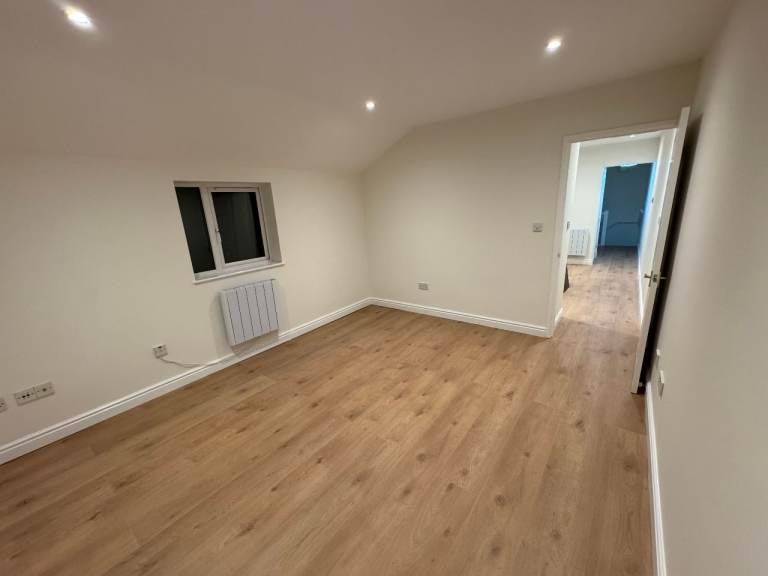 Flat Long Lane in Greater London