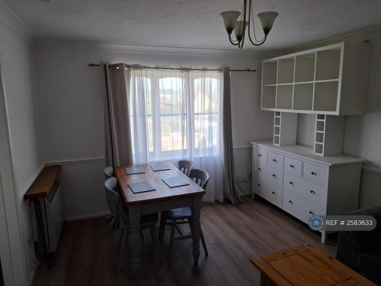 Flat Camellia Drive in Warminster
