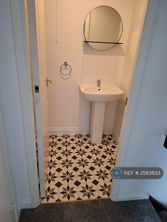 Flat Camellia Drive in Warminster