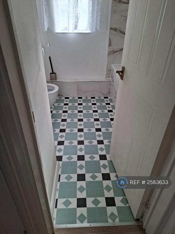 Flat Camellia Drive in Warminster