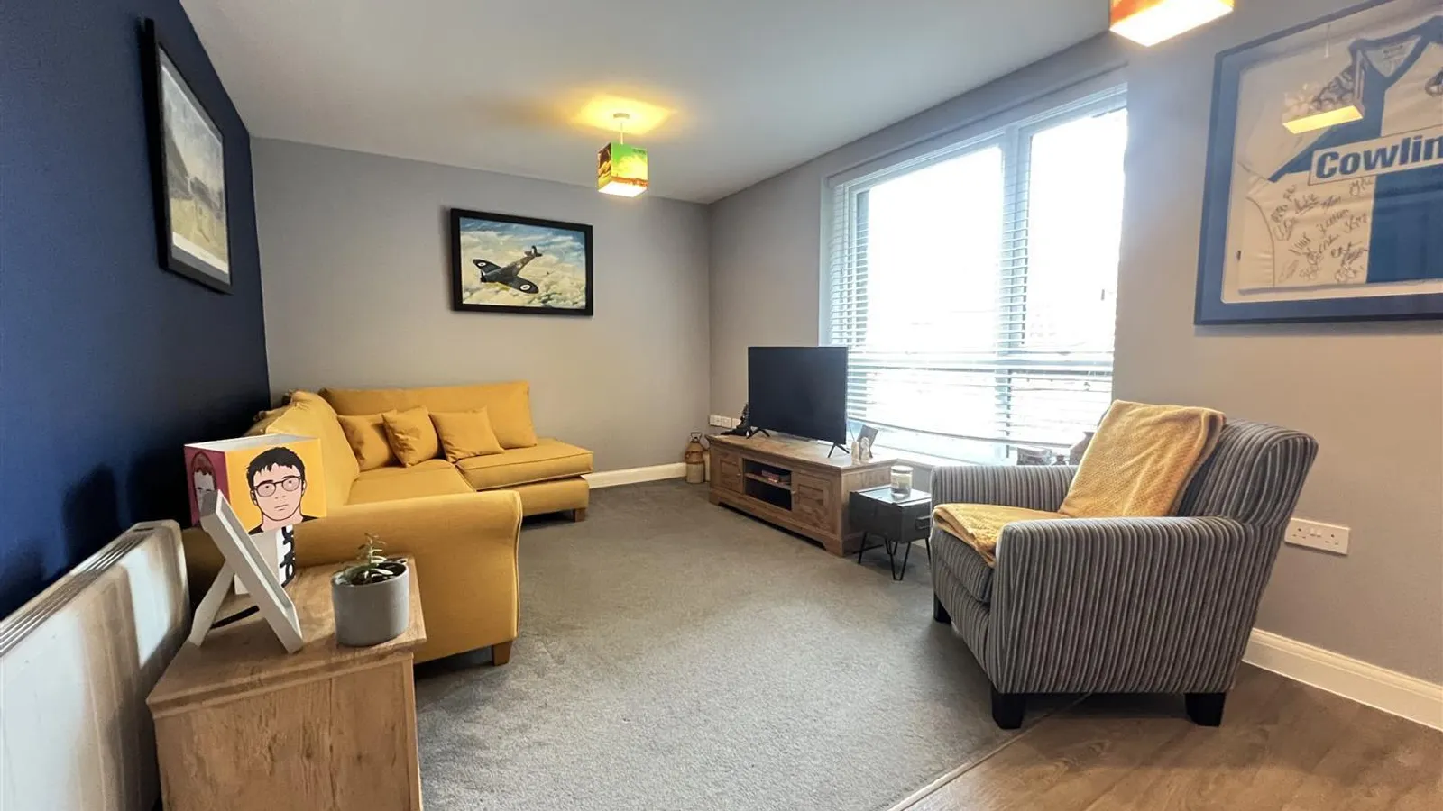 Flat Elmtree Way in Kingswood