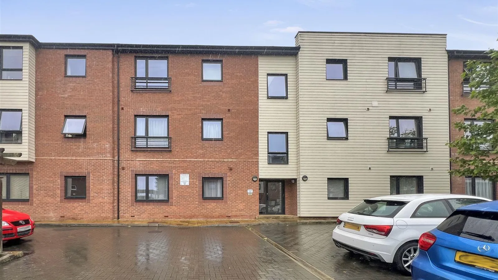 Flat Elmtree Way in Kingswood