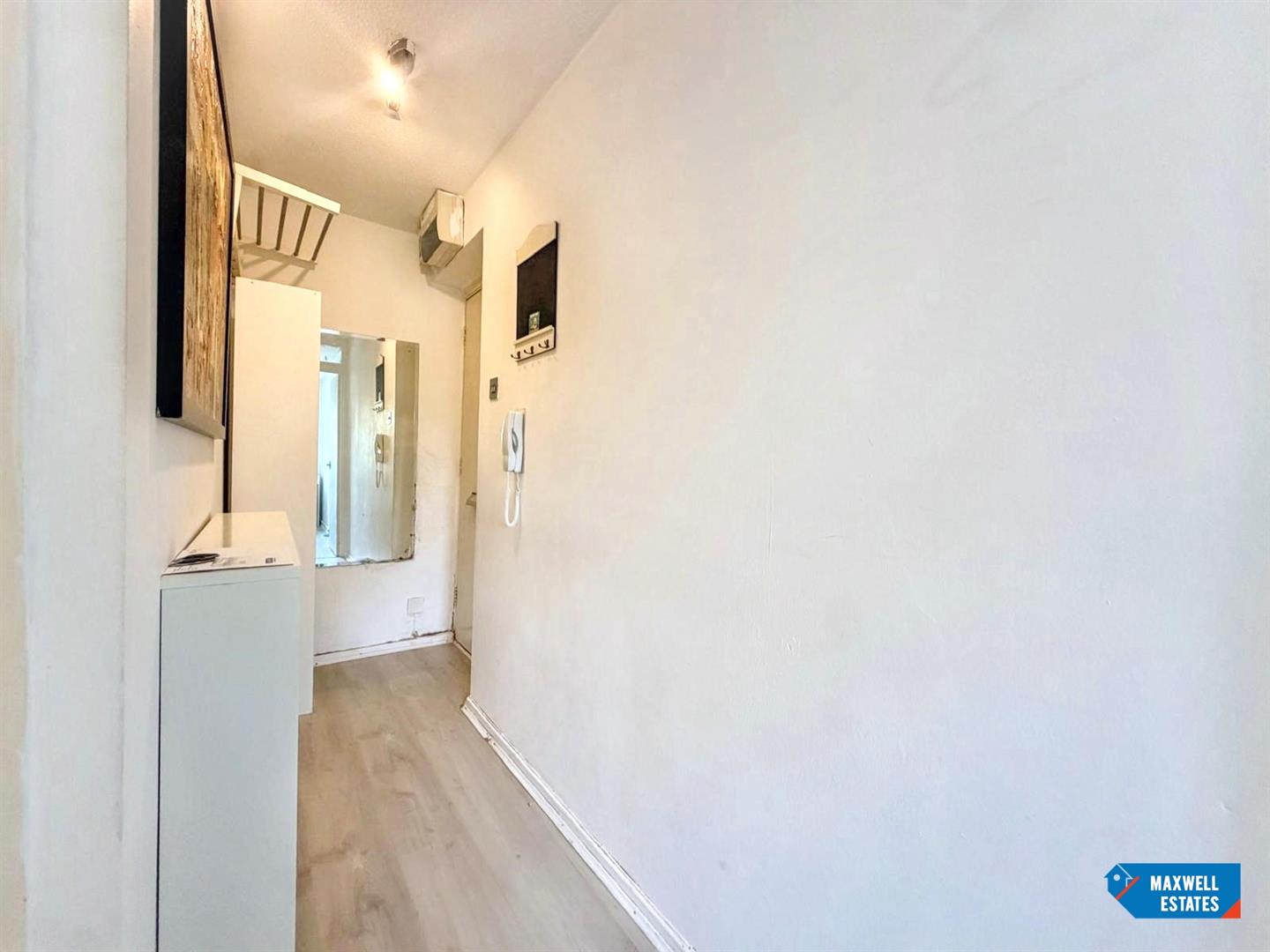 Flat Knightswood Close in Greater London