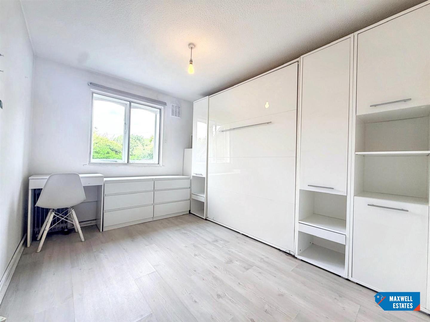 Flat Knightswood Close in Greater London