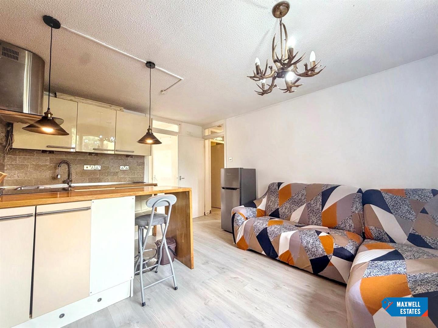 Flat Knightswood Close in Greater London