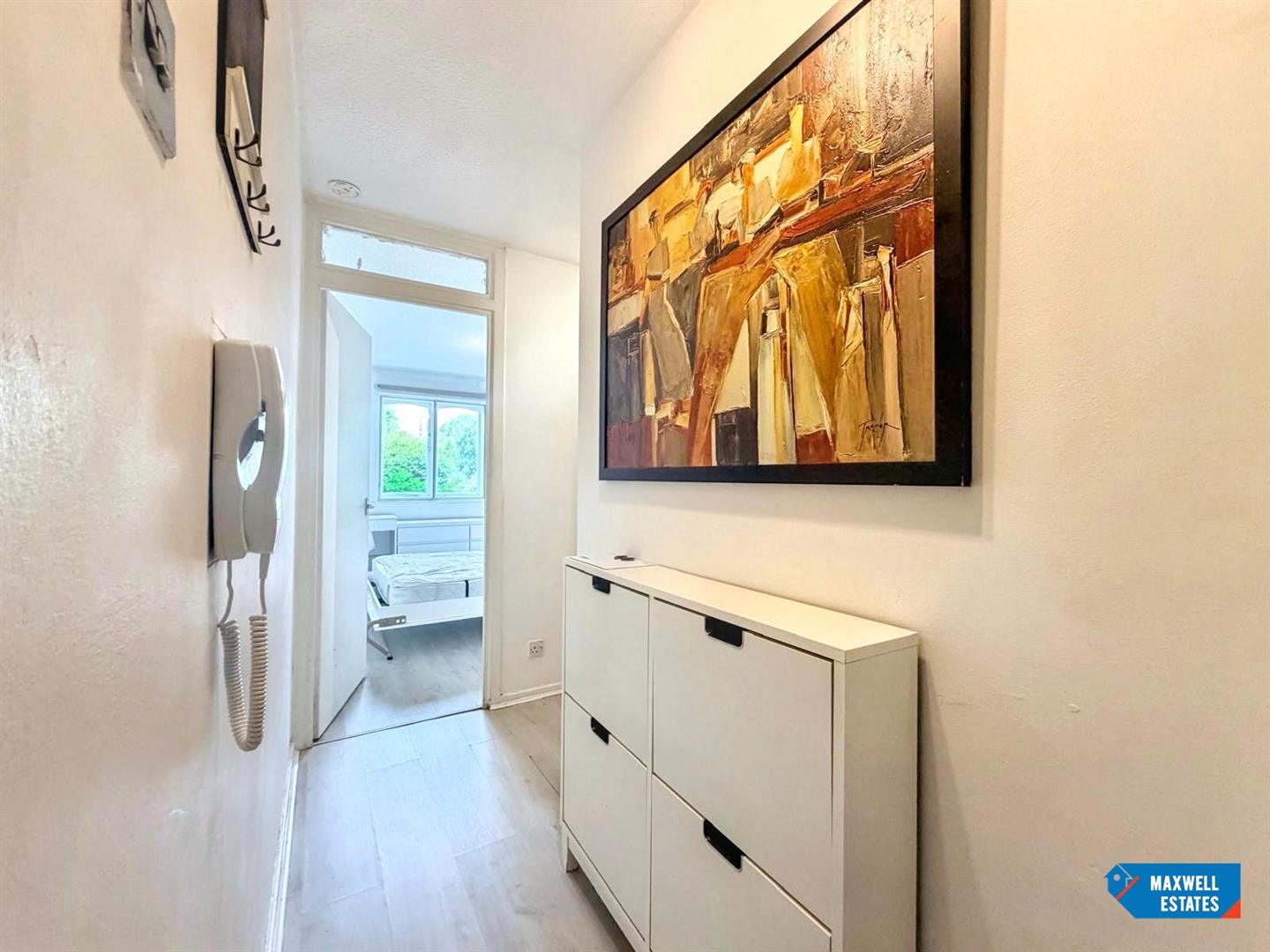 Flat Knightswood Close in Greater London