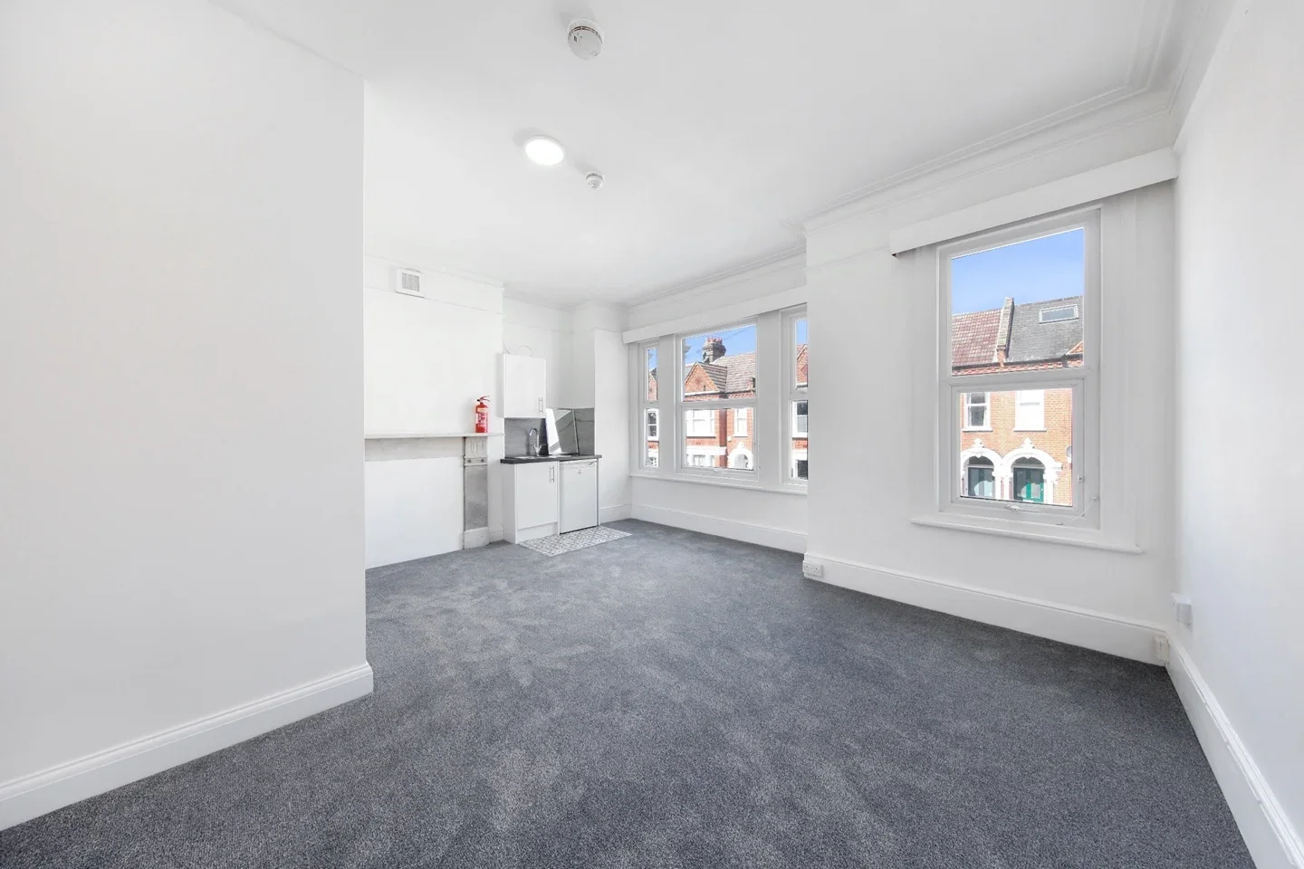 Flat Kingscourt Road in Greater London