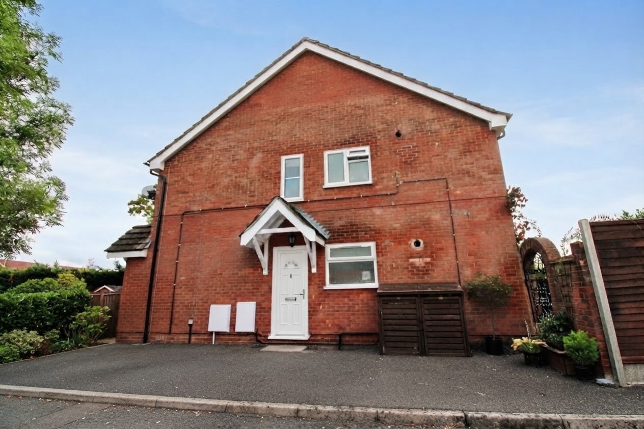 Flat Chilham Close in Surrey Heath