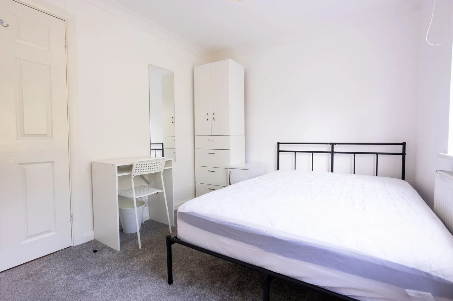 Room Thornton Close in Guildford