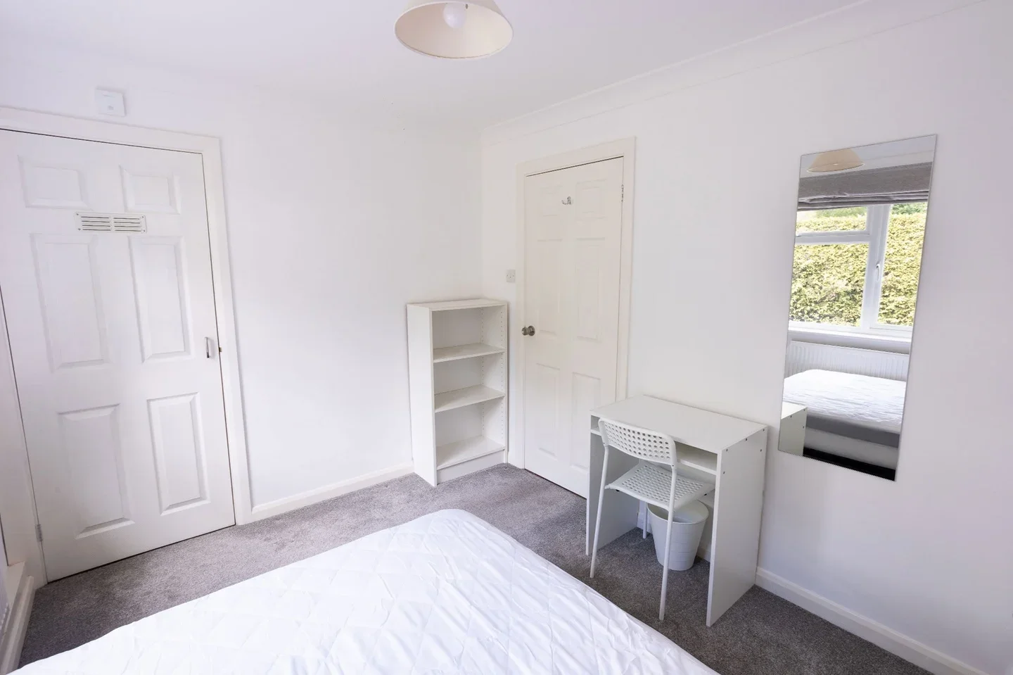 Room Thornton Close in Guildford