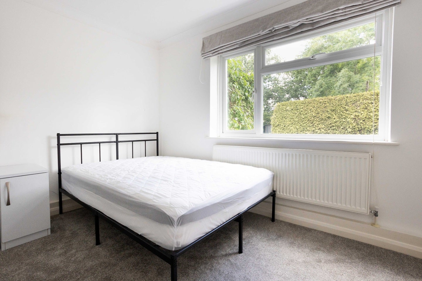 Room Thornton Close in Guildford