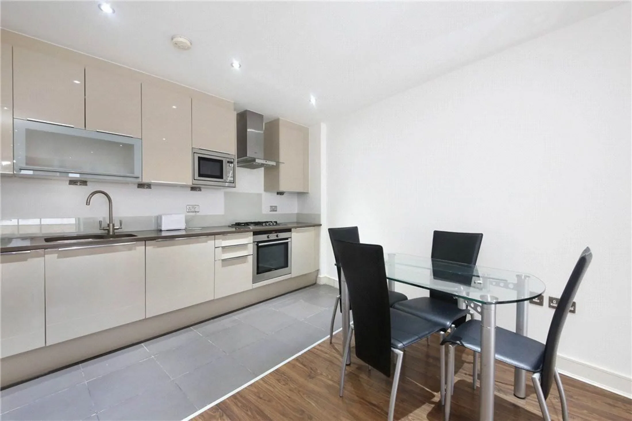 Flat Plumbers Row in Greater London