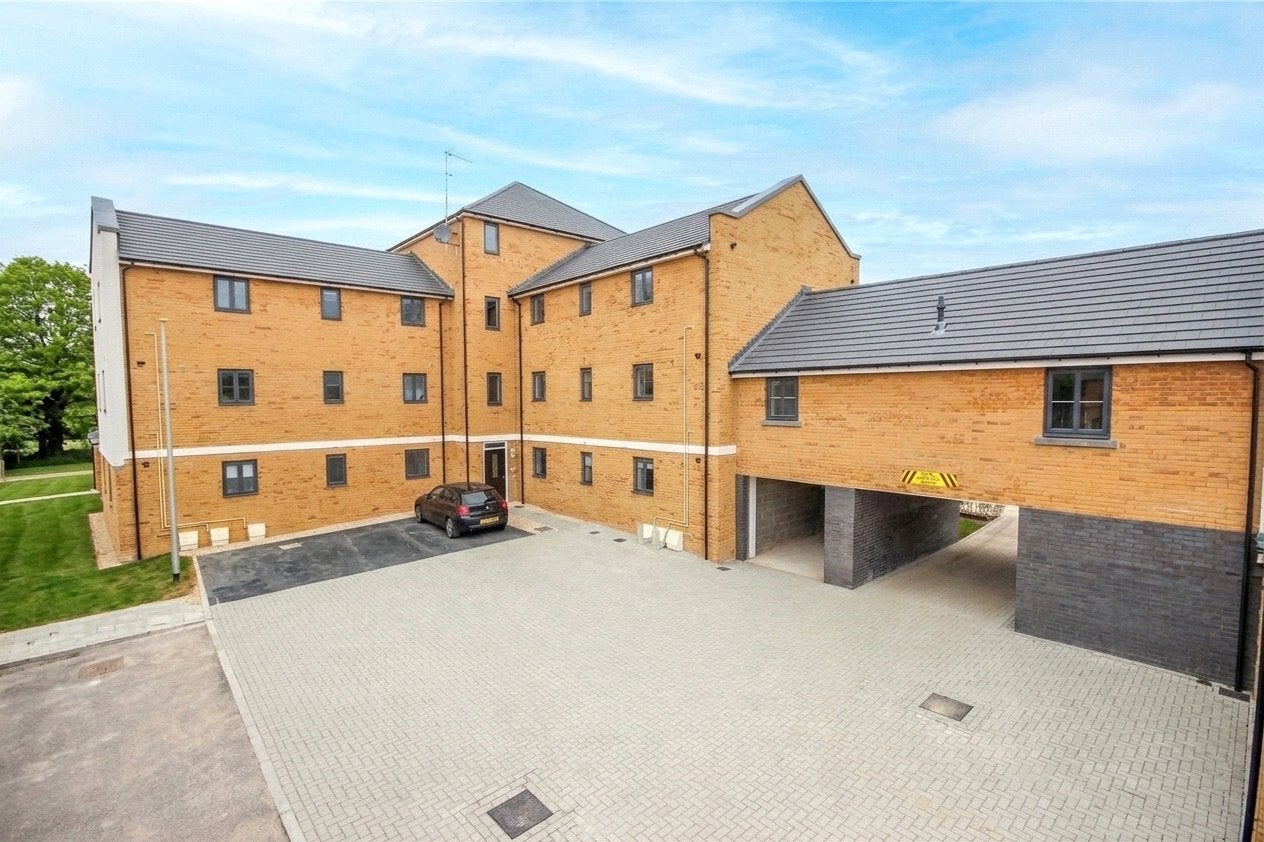 Flat Mansell Road in Bristol