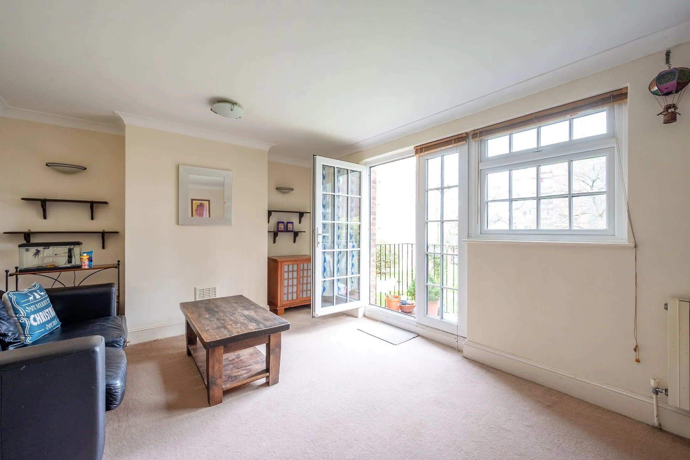 Flat Southfields Court in Greater London