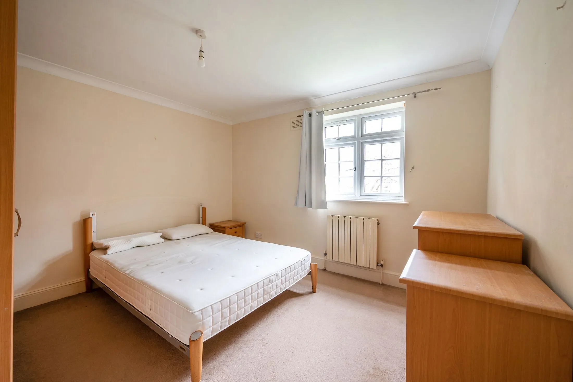 Flat Southfields Court in Greater London