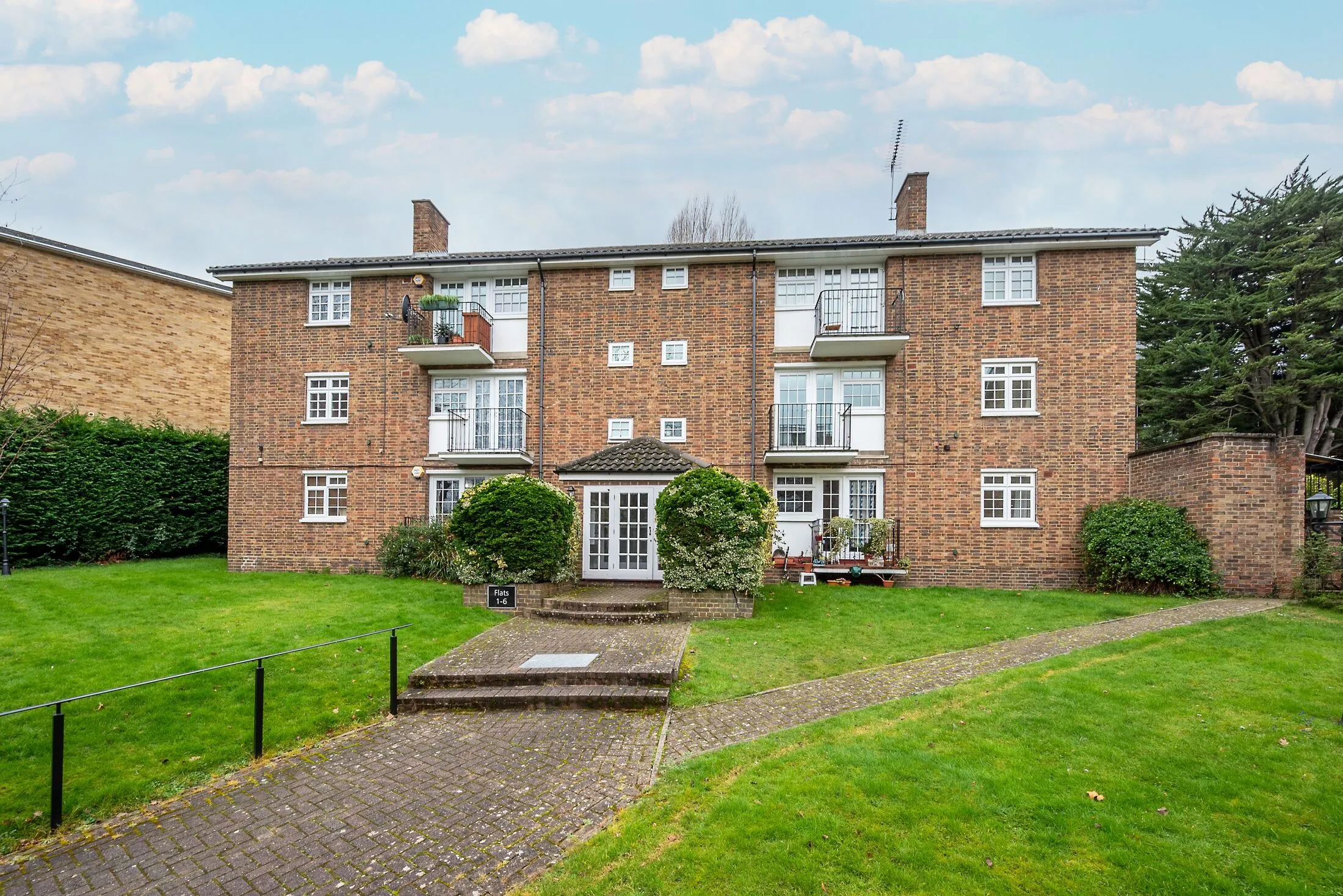 Flat Southfields Court in Greater London