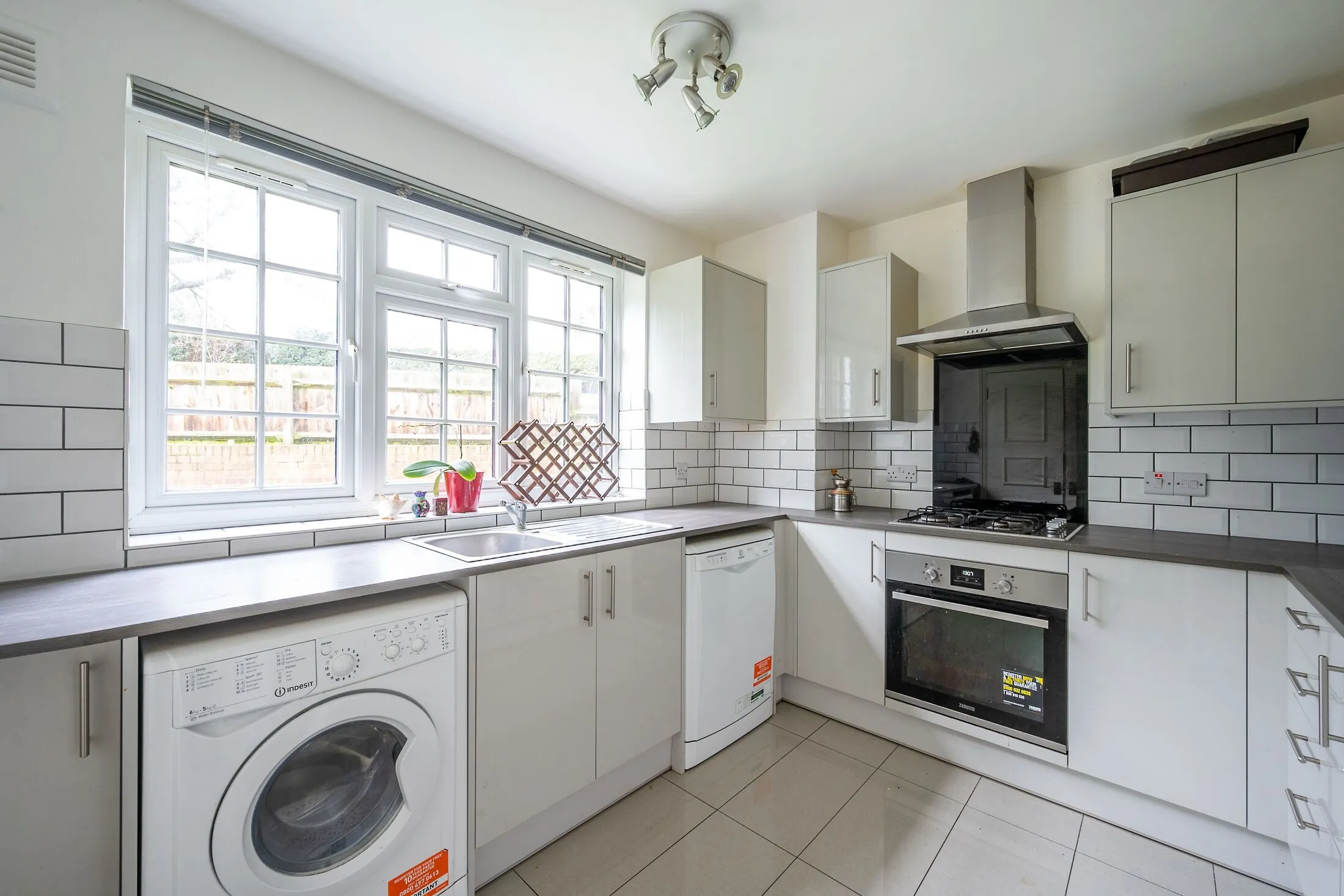 Flat Southfields Court in Greater London