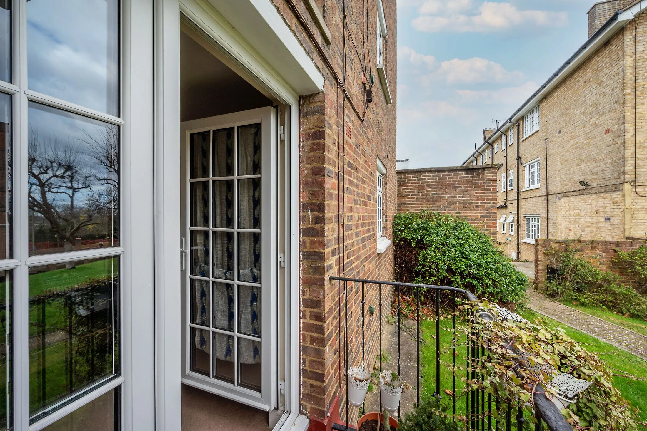 Flat Southfields Court in Greater London