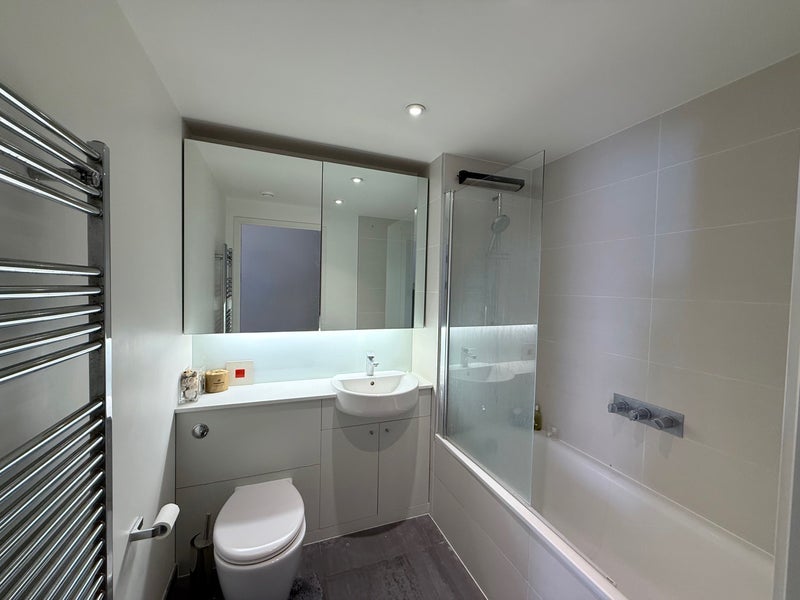 Room Logan Close in Greater London