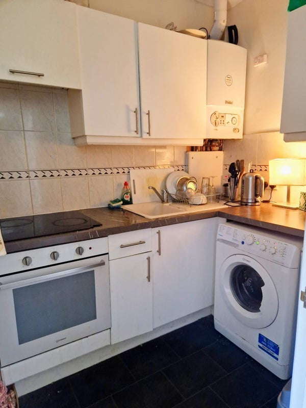 Room Kentish Town Road in Greater London