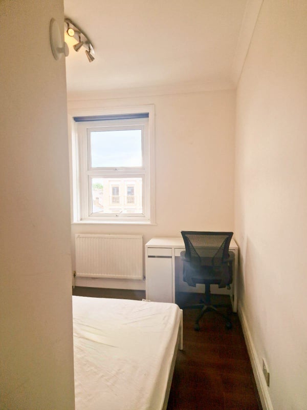 Room Kentish Town Road in Greater London