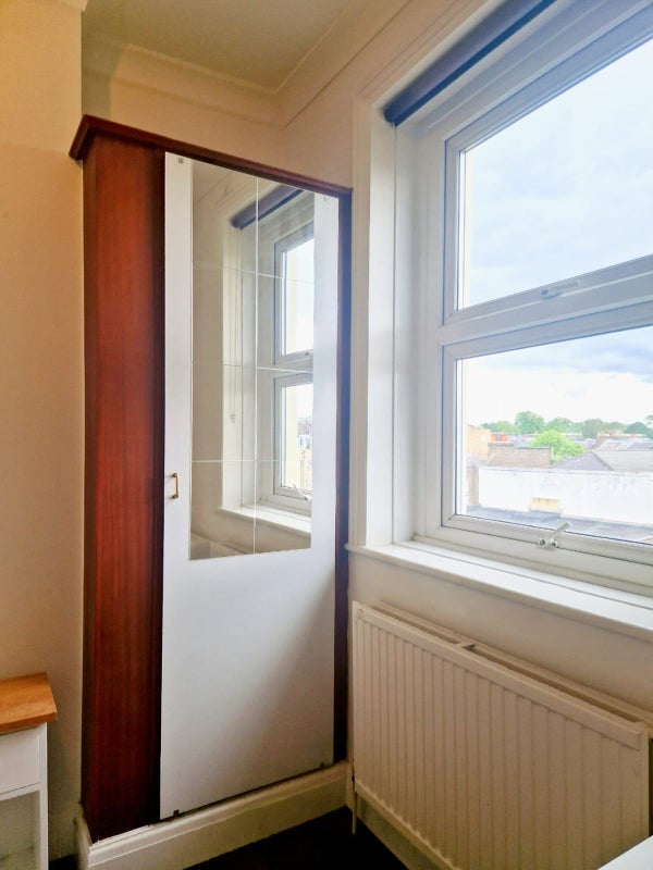 Room Kentish Town Road in Greater London
