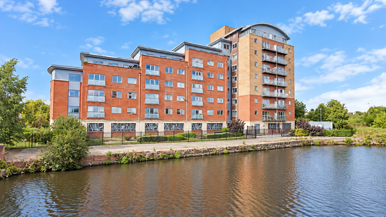 Flat Waterside Way in Wakefield