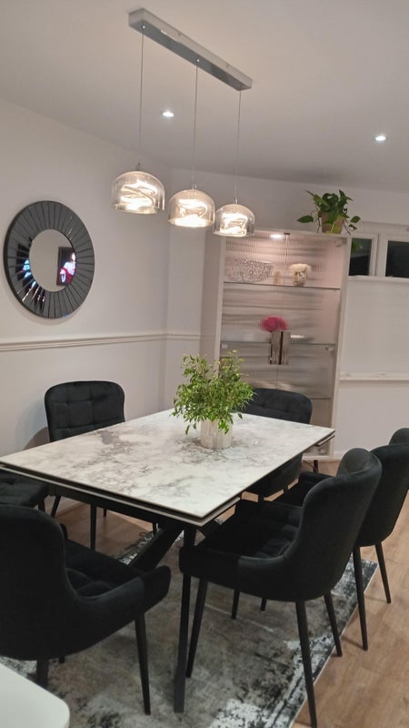 Room Wheeler Road in Crawley