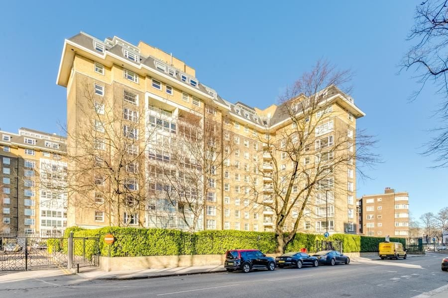 Flat Boydell Court in Greater London