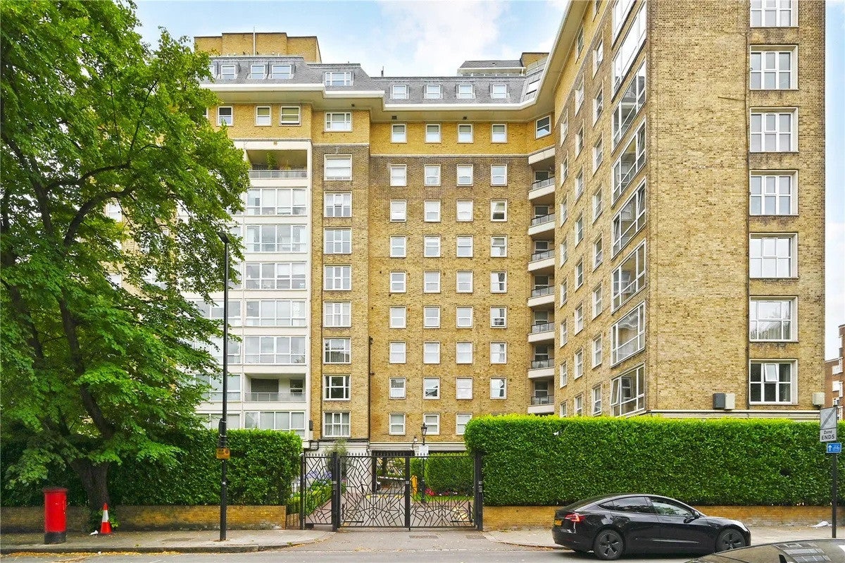 Flat Boydell Court in Greater London