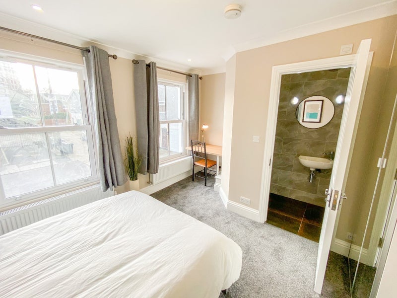 Room Fullerton Road in Greater London