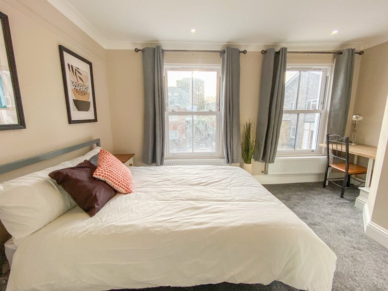 Room Fullerton Road in Greater London