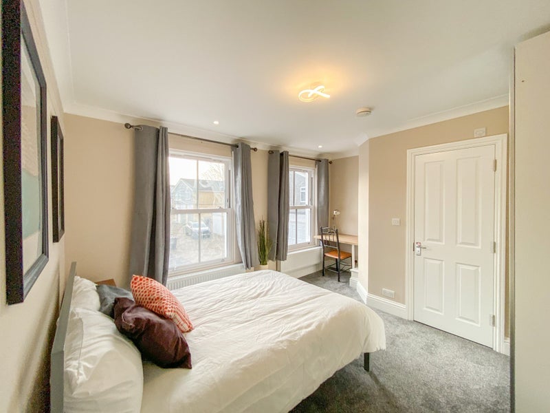 Room Fullerton Road in Greater London