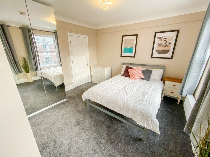 Room Fullerton Road in Greater London