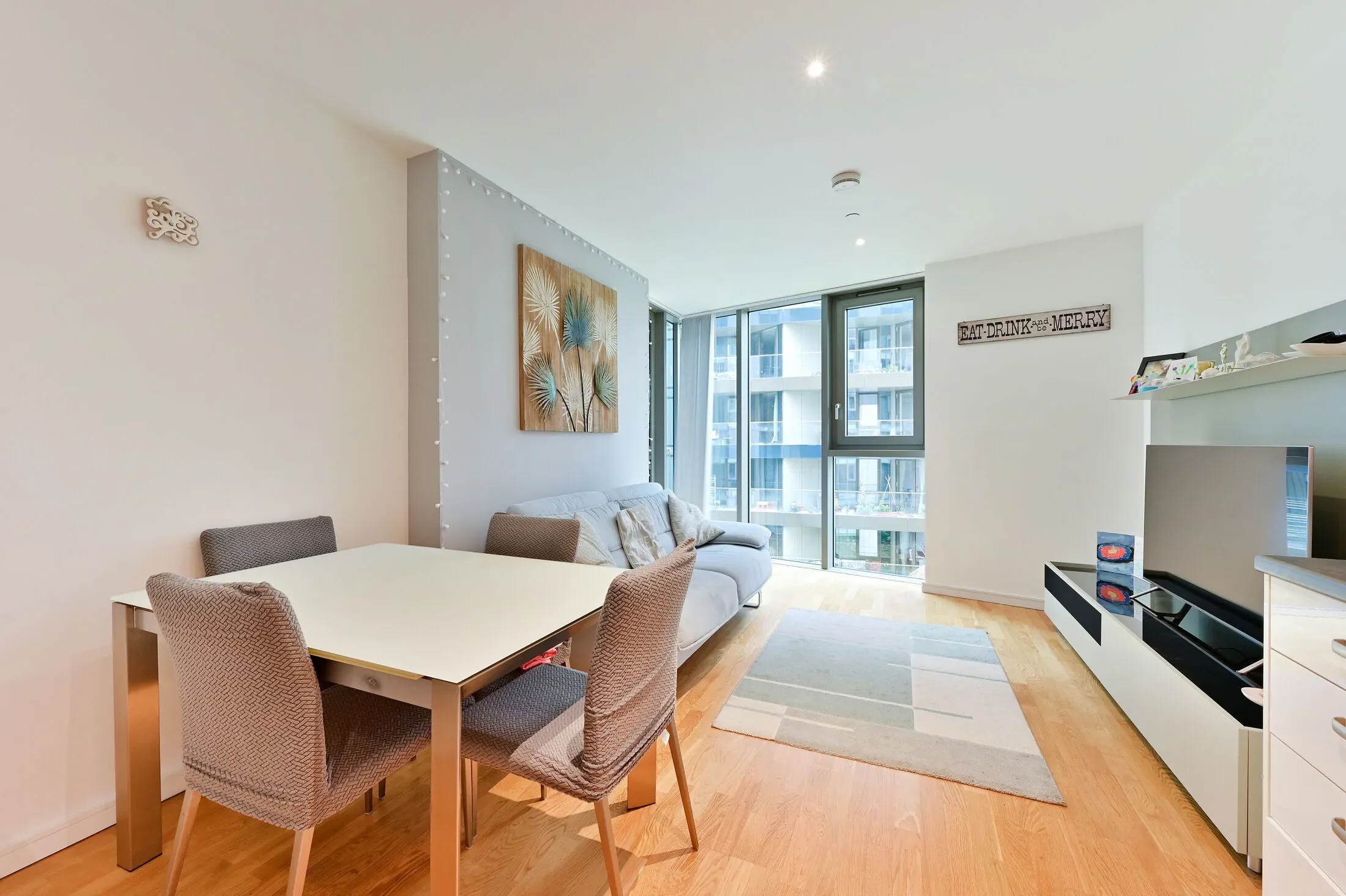 Flat Enterprise Way in Greater London