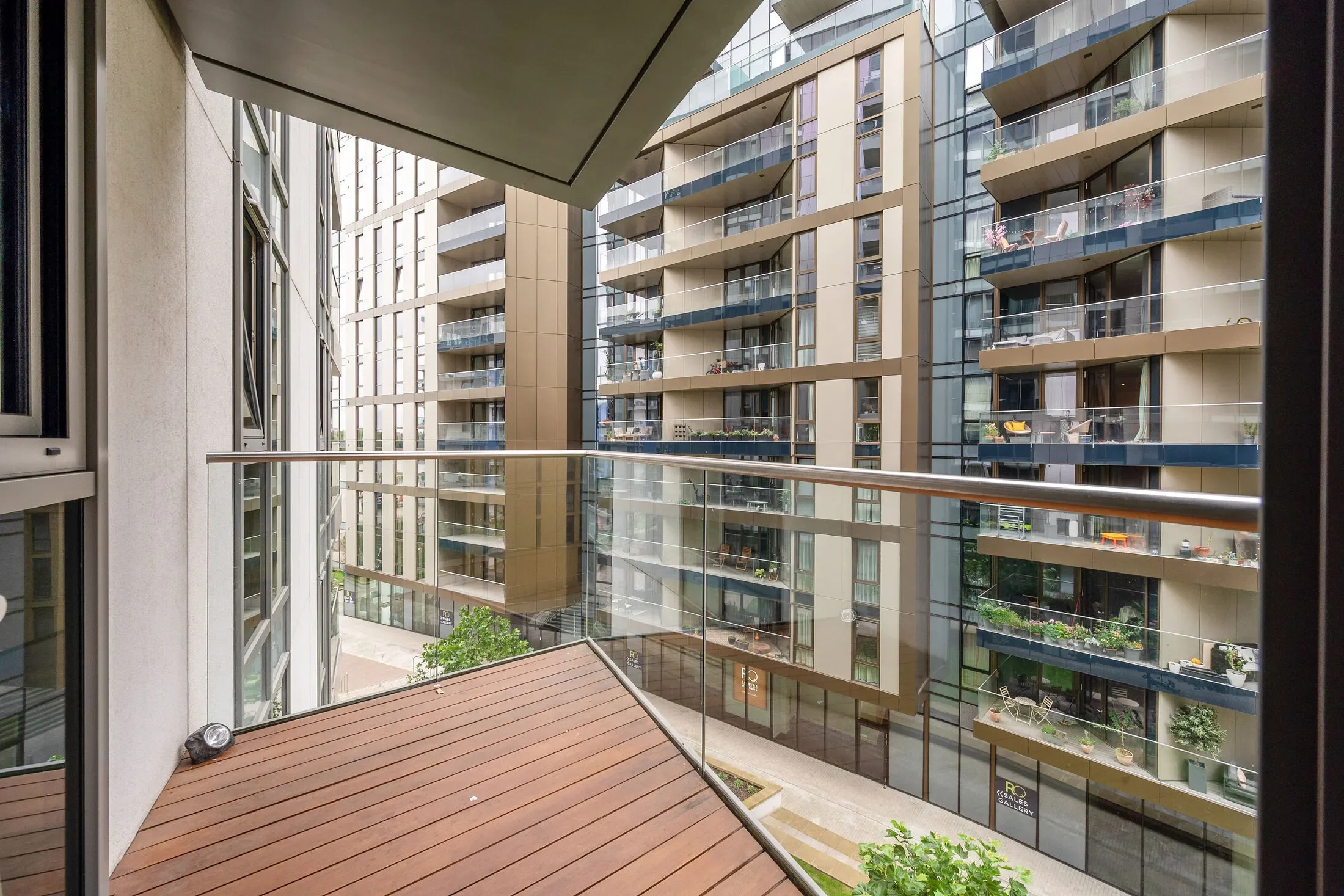 Flat Enterprise Way in Greater London