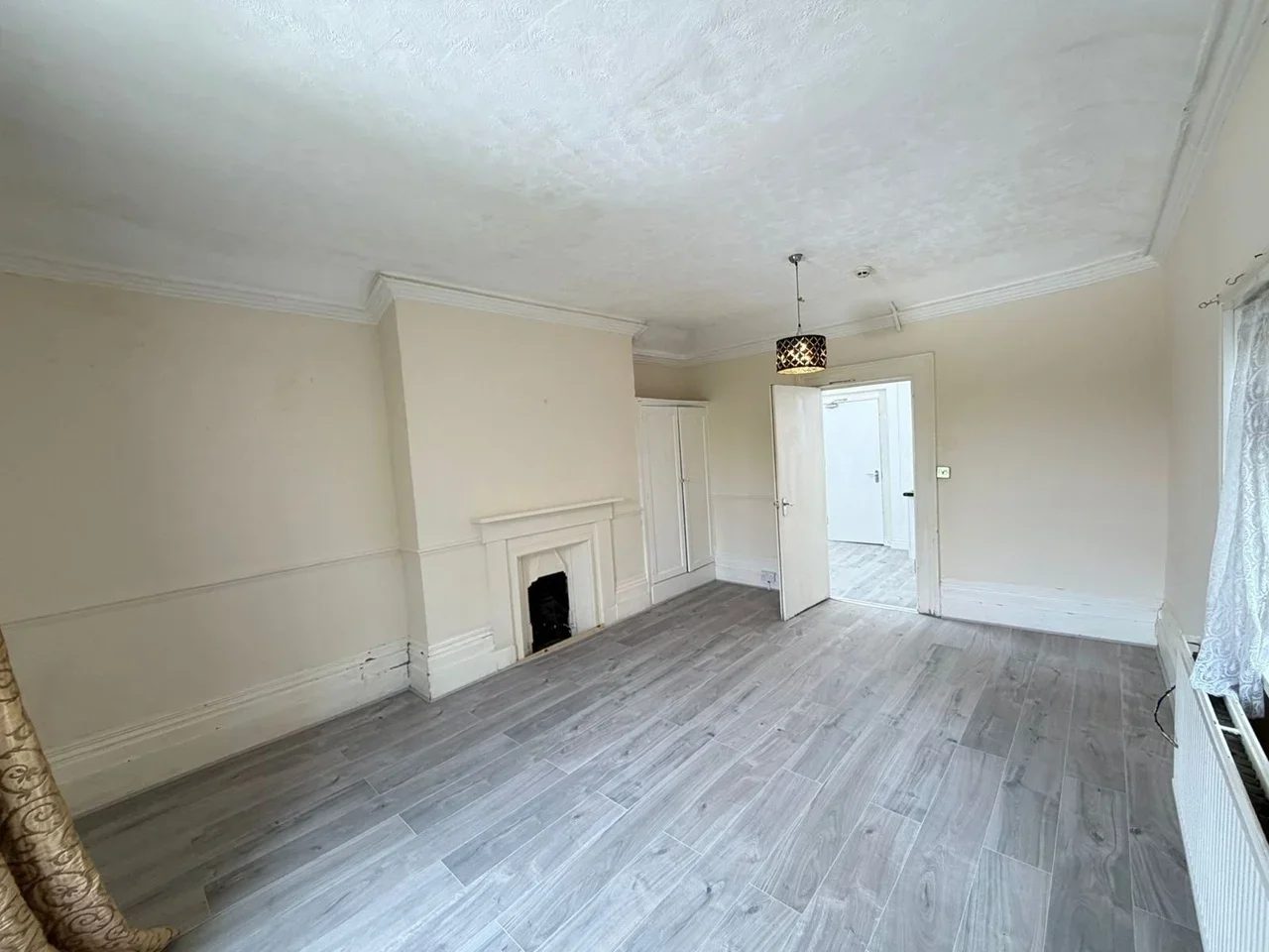 Flat Pownall Gardens in Greater London