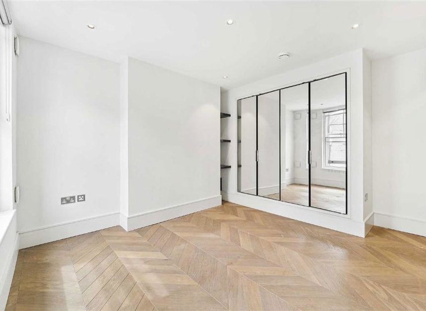 Flat Goodge Street in Greater London