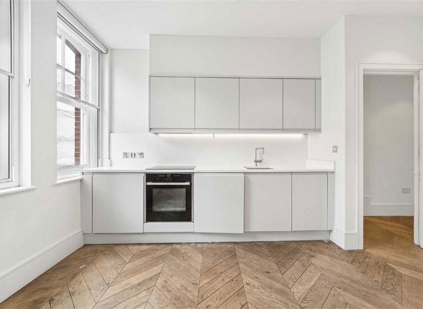 Flat Goodge Street in Greater London