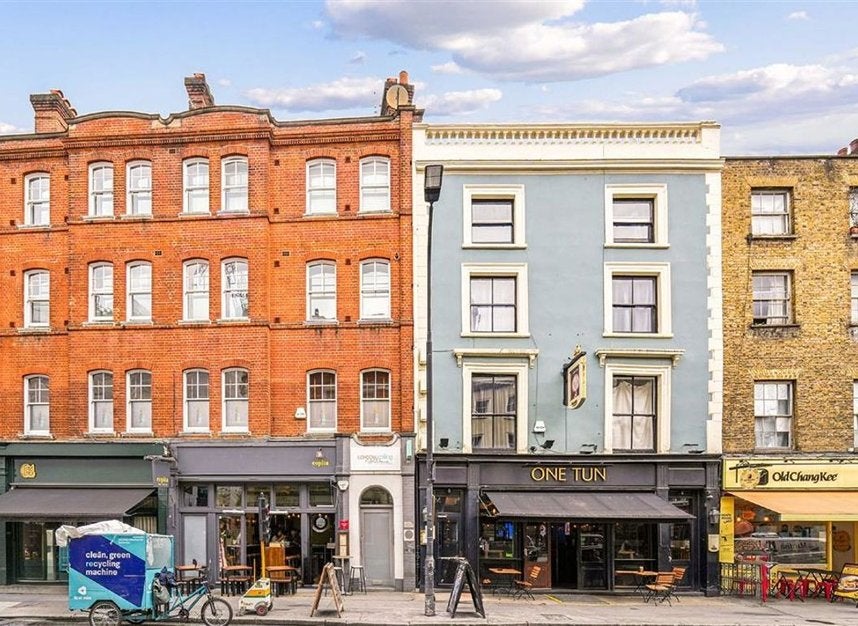 Flat Goodge Street in Greater London