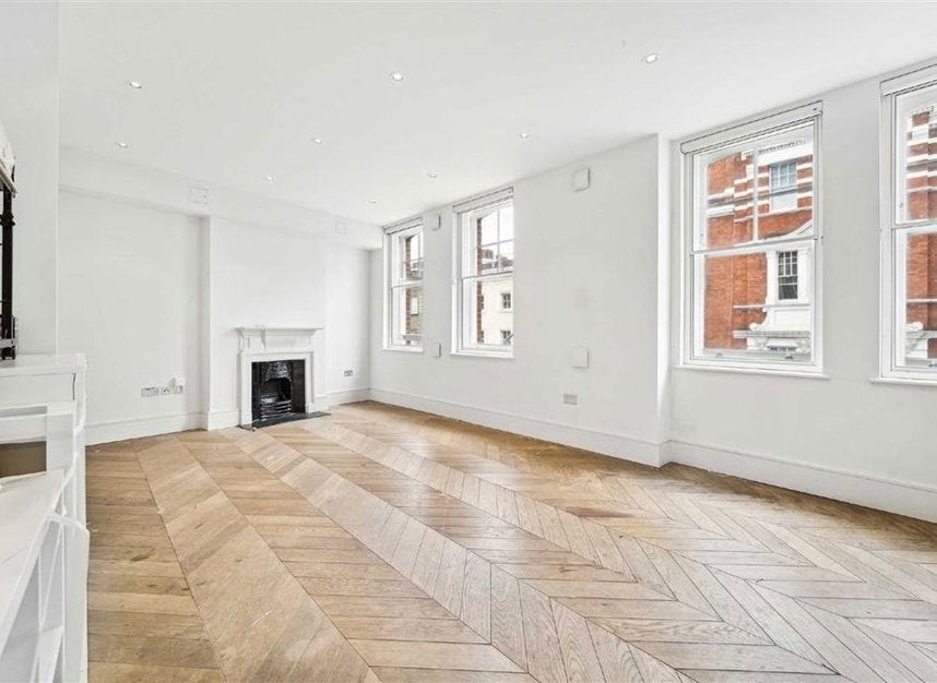 Flat Goodge Street in Greater London