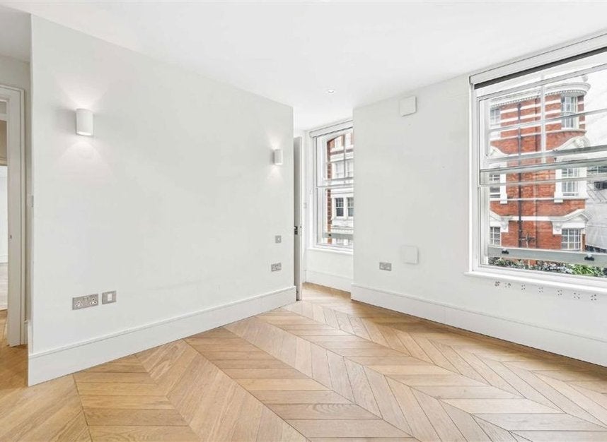 Flat Goodge Street in Greater London