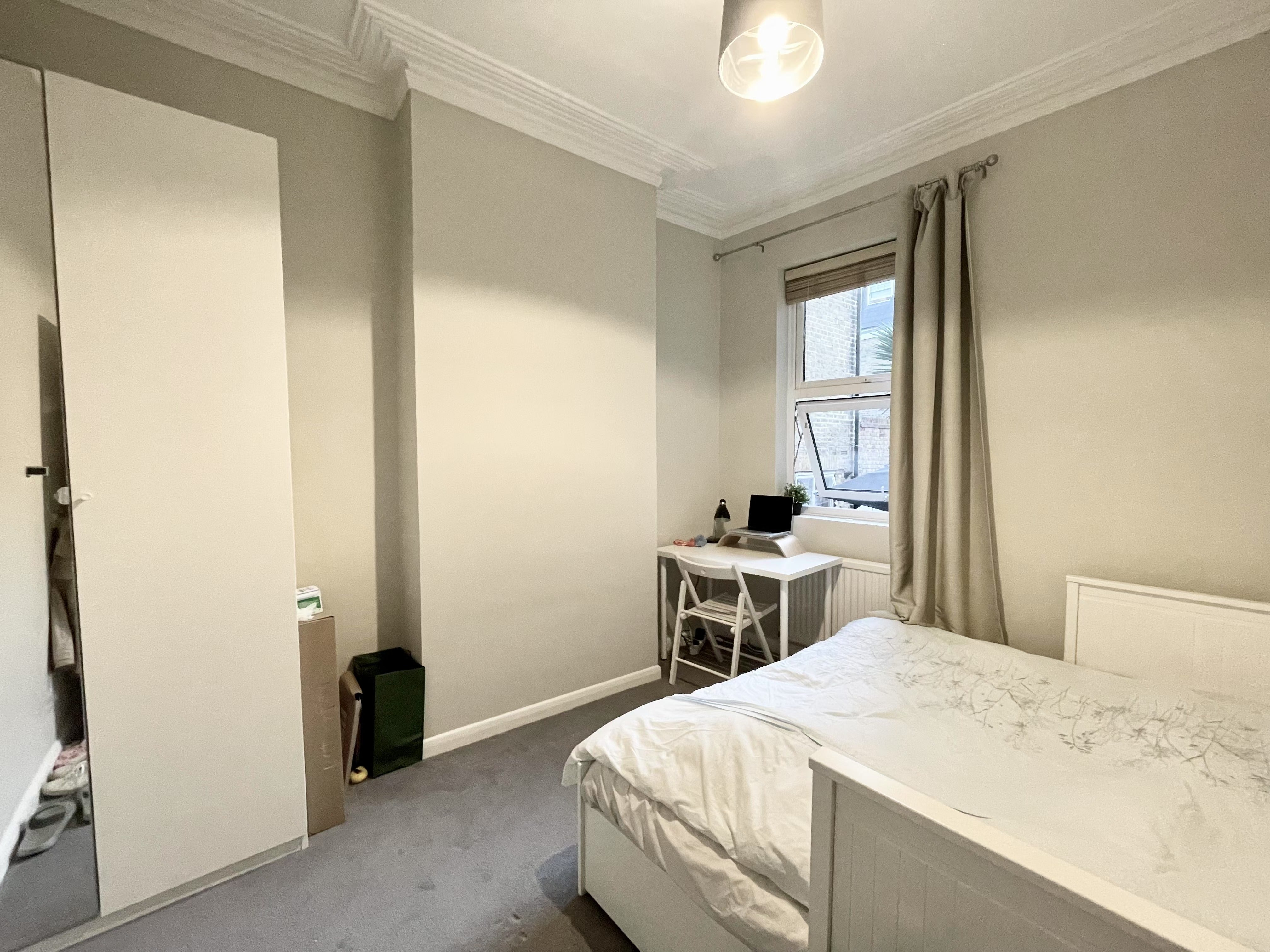 Flat Iffley Road in Greater London