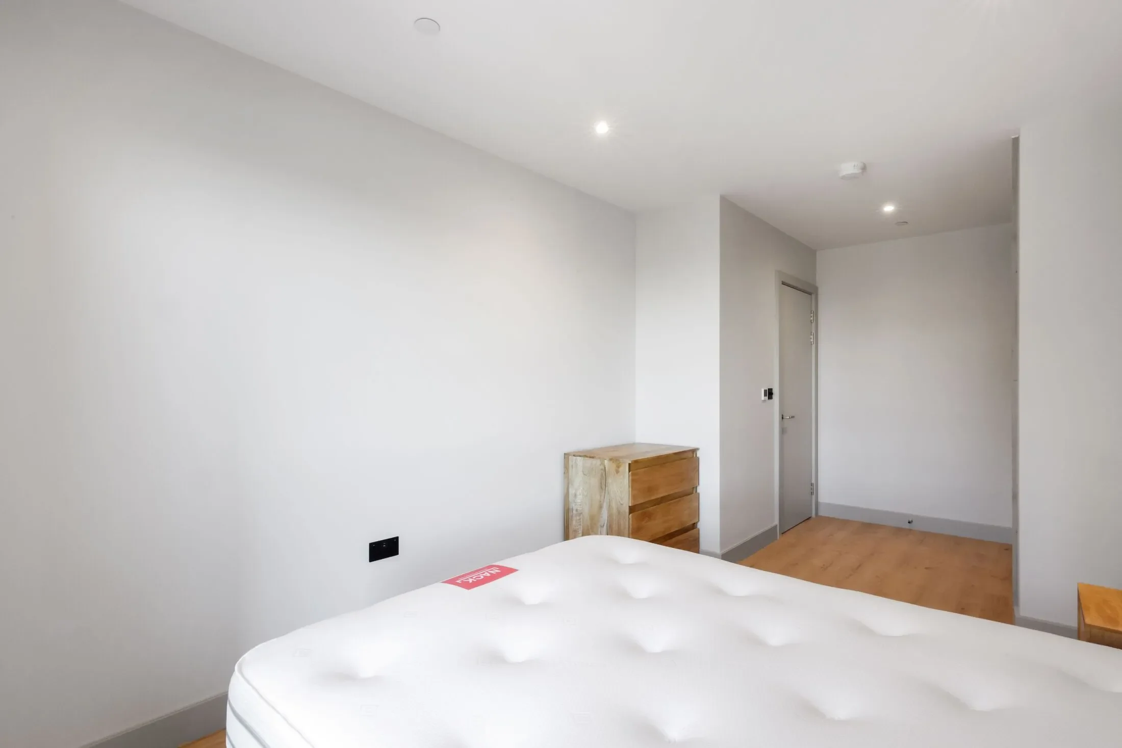 Flat Caversham Road in Greater London