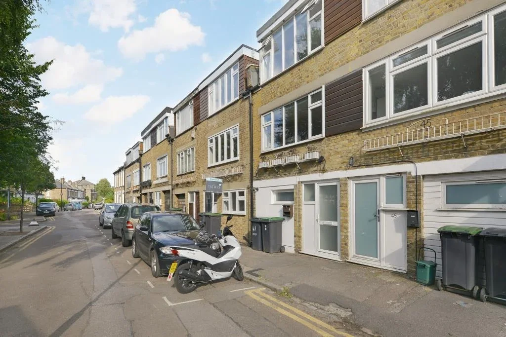 House Lynton Road in Greater London