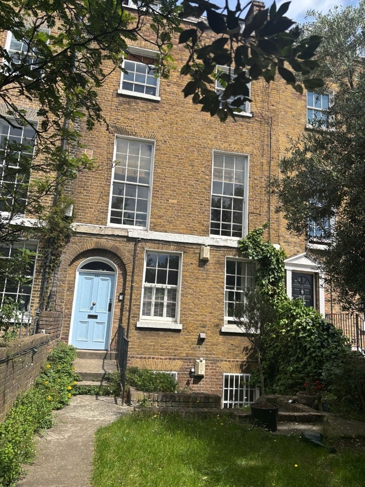 Flat Hackney Road in Greater London