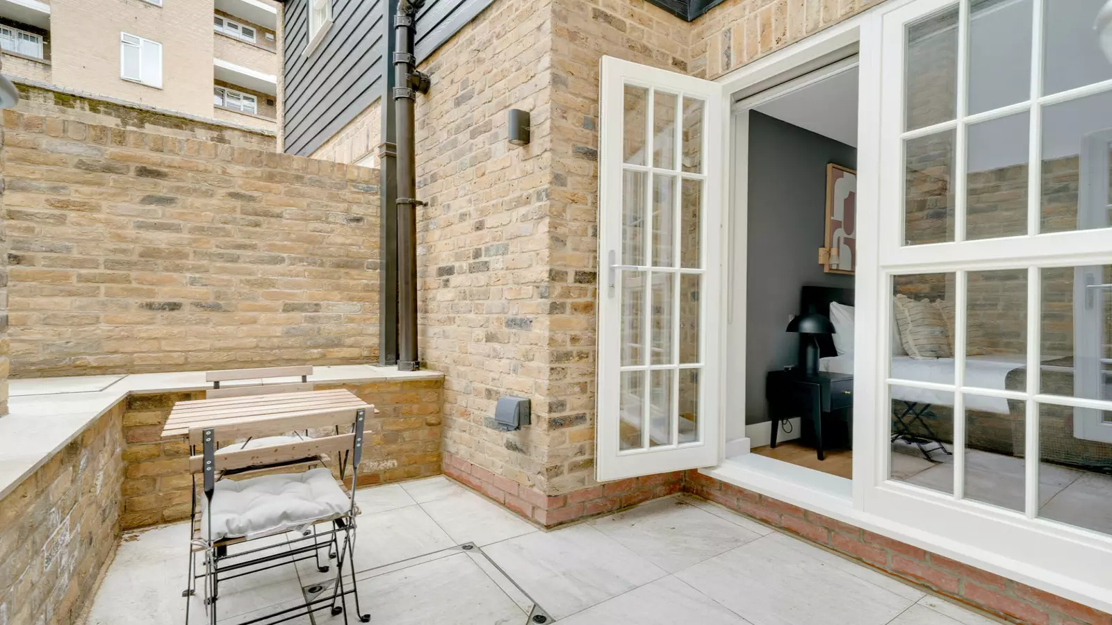 Flat Grindal Street in Greater London