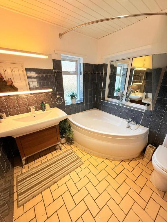 Room Forty Avenue in Greater London