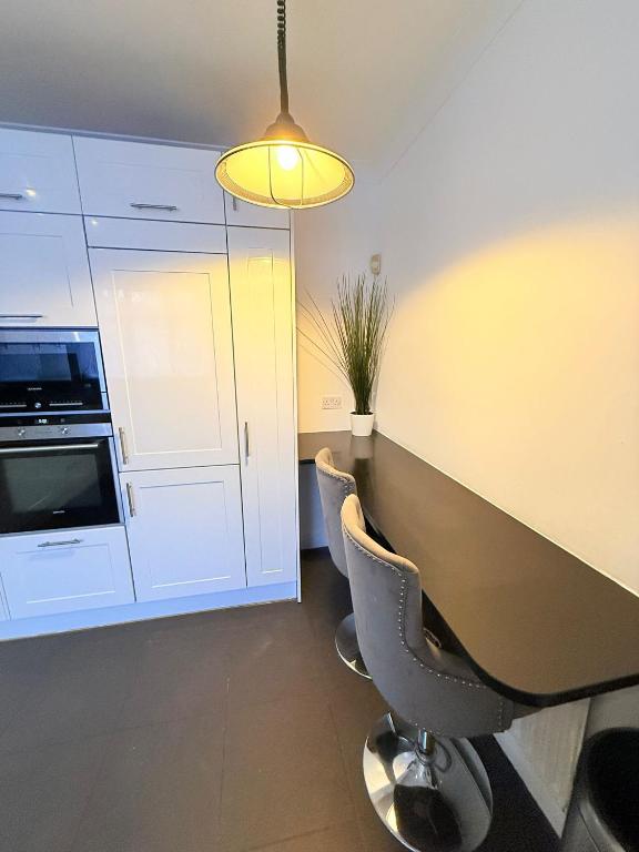 Room Forty Avenue in Greater London