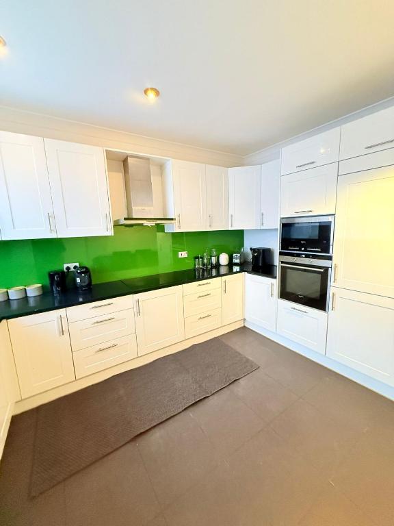 Room Forty Avenue in Greater London